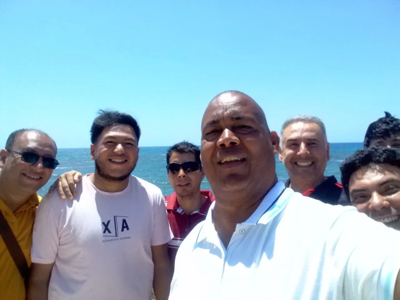 Equipo de Sin Fronteras Transfers en una playa dominicana