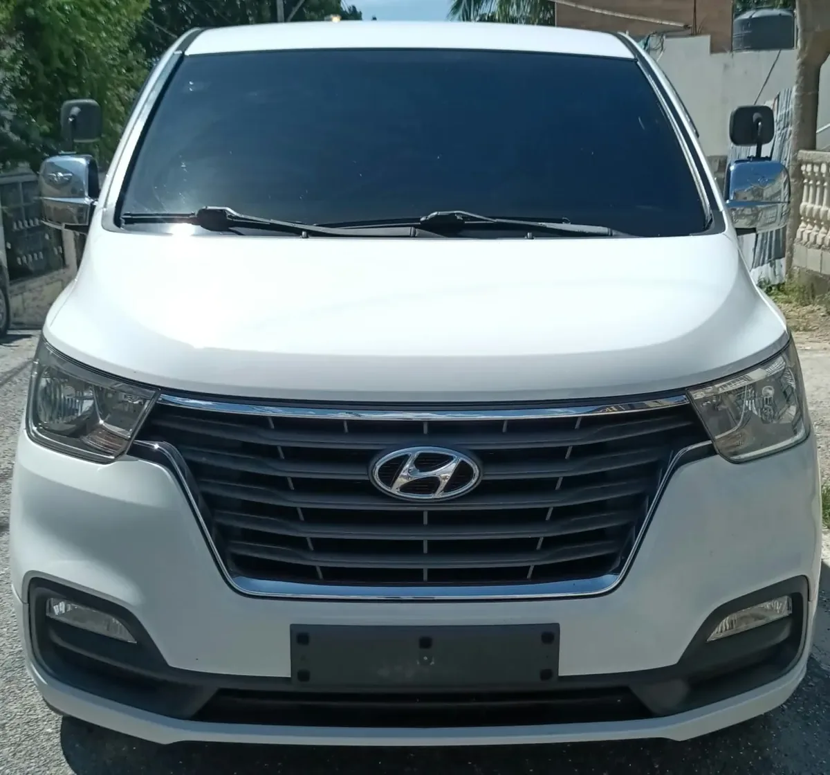 Van Hyundai H1 de Sin Fronteras Transfers